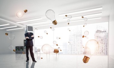 Ofis binasında uçan ve parlayan ampullerin arasında dururken kollarını çapraz tutmak yerine monitörlü bir iş adamı. 3B görüntüleme.