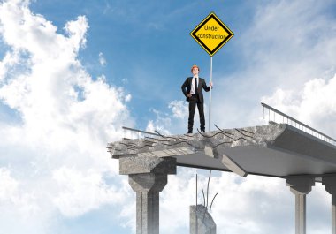 Arka planda gökyüzü ve Doğa Manzaralı Tamirhane üzerinde dururken inşaat işareti altında tutan kask içinde genç mühendis. 3D render.