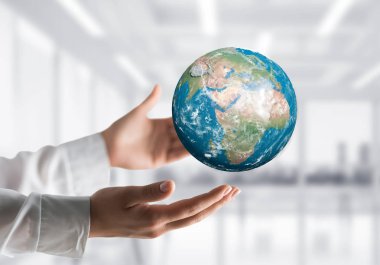 Yan görünümü closeup işadamı dünya küre arka plan üzerinde office manzaralı elinde tutan gömlekli. Bu görüntü unsurları Nasa tarafından döşenmiştir.