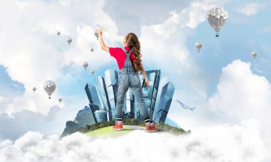 Yüzen adada kağıt uçak atan tatlı bir kız.