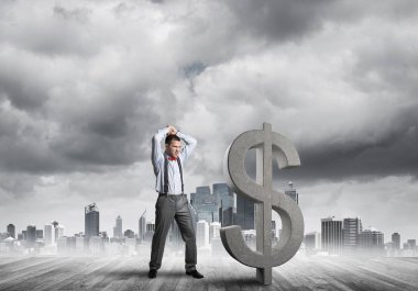 Öfkeli genç işadamı taş gibi bir sembolle kaza yapacak.