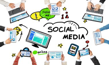 Ellerinde cihazlar bulunan bir grup insan, iletişim ve ağın sembolü olarak birlikte çalışıyor.