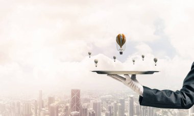 Uçan aerostats arka plan üzerinde modern cityscape manzaralı metal tepside sunulması eldiven elinde garsonun closeup. 3D render.