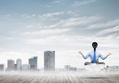 Zarif iş adamı kafa yerine bulutların ve kameraların üzerinde yüzüyor.