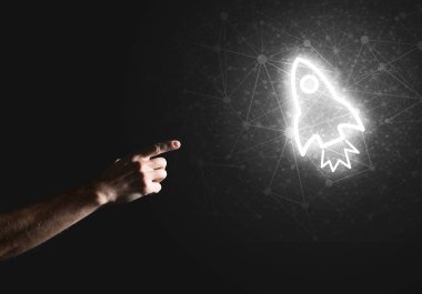 Koyu arkaplanda parlayan roket simgesi ve insan eli