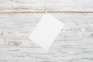 İpe asılı metin için boş kağıt sayfası