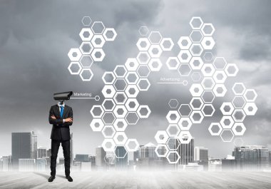 Ekranda baş ve medya kullanıcı arayüzü yerine kameralı iş adamı