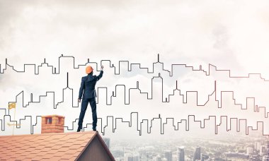 Mühendis, evinin çatısına geri döndü ve şehri çiziyor. Karışık ortam