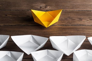 Tahta masadaki origami tekneleri.