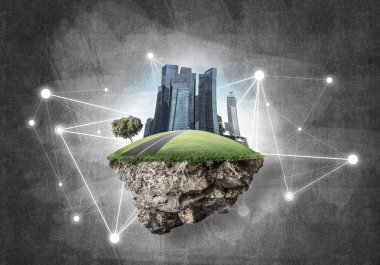 Beton zemin üzerinde çimen ve şehir manzarası olan güzel küçük bir ada.