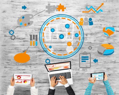 Ellerinde cihazlar bulunan üç kişilik bir grup iletişim ve ağ oluşturma sembolü olarak birlikte çalışıyor.