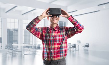 Sanal gerçeklik kulaklık veya 3d gözlük odasında oyun oynama ile genç adam