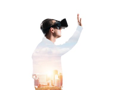 Sanal gerçeklik kulaklığı olan genç bir adam ya da şehrin arka planında 3 boyutlu gözlüklü.