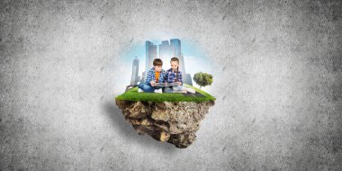 ECO konsepti yüzen ada ve üzerinde kitap oturan çocuklar.