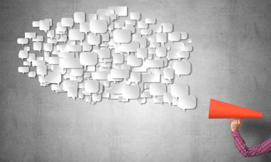 Bir kadının kâğıt borazanla anons yapması.