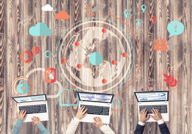 Ellerinde cihazlar bulunan üç kişilik bir grup iletişim ve ağ oluşturma sembolü olarak birlikte çalışıyor.