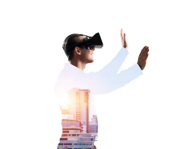 Sanal gerçeklik kulaklığı olan genç bir adam ya da şehrin arka planında 3 boyutlu gözlüklü.