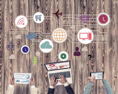 Ellerinde cihazlar bulunan üç kişilik bir grup iletişim ve ağ oluşturma sembolü olarak birlikte çalışıyor.