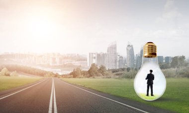 Genç işadamı asfalt yolda ampulün içinde mahsur kaldı.