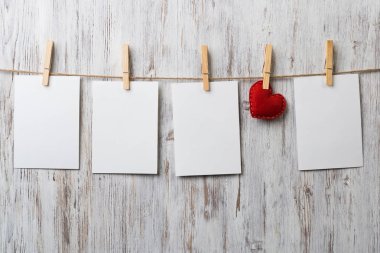 İp ahşap arka plan üzerine tutturulmuş kalp boş kağıt el saçtan imal