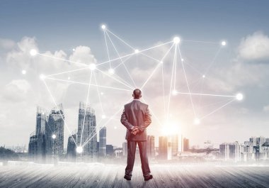 İşadamı arkasını kolluyor ve ağ çizimi kavramına bakıyor