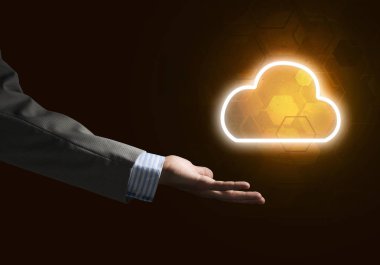Parlak bulut bilgisayar kavramı gösteren işadamı ele