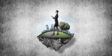 Yeşil yüzen adada beton zemine karşı duran kendine güvenen zarif bir iş kadını.