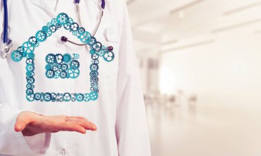 Bir kadın doktor ev veya ev dişli işaret avucunda gösteren el