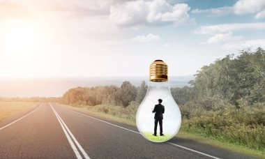 Genç işadamı asfalt yolda ampulün içinde mahsur kaldı.