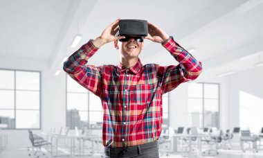 Sanal gerçeklik kulaklık veya 3d gözlük odasında oyun oynama ile genç adam