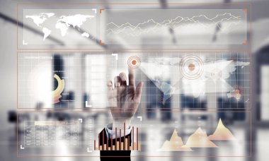 Medya arayüzü ile çalışan iş kadınının eli ekranda ve ofis içi arka planda