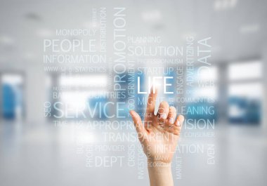 İş kadını elinin parmaklarıyla dokunarak iş dünyasına ait kavramsal sözcüklere yakınlaşması