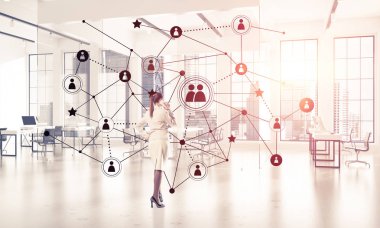 Şık iş kadını modern ofis cep telefonu ve sosyal bağlantı kavramı konuşuyor. Karışık teknik