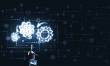 İş adamının eli dişli mekanizmasını işaret ediyor.