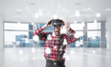 Sanal gerçeklik kulaklık veya bağlantı arka plan üzerinde 3d gözlük ile genç adam. Karışık teknik