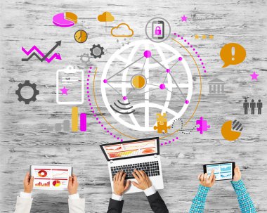 Ellerinde cihazlar bulunan üç kişilik bir grup iletişim ve ağ oluşturma sembolü olarak birlikte çalışıyor.