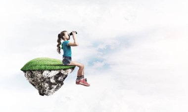 Gökyüzünde yüzen bir adada oturan tatlı, gülümseyen bir kız.