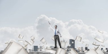 Clear sky kitaplarla arka plan üzerinde uçan arasında duran el kitabı ile uydurarak iş adamı. Karışık teknik.