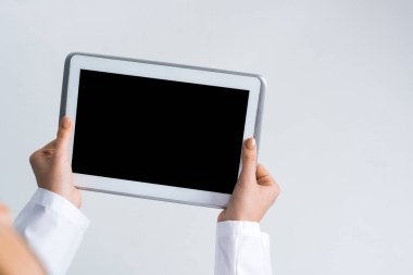 Tablet pc aygıtı doktorun elinde boş ekran ile