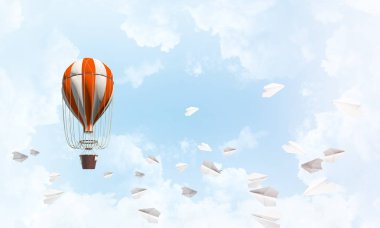 Kağıt uçakların arasında ve mavi bulutlu gökyüzünde renkli bir aerostat uçuyor. 3B görüntüleme.