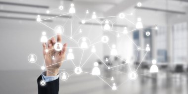 Ekranda iş kadını el ele tutuşması konseptini kapat