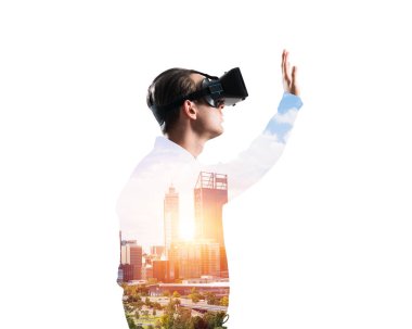 Sanal gerçeklik kulaklığı olan genç bir adam ya da şehrin arka planında 3 boyutlu gözlüklü.