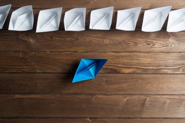 Tahta masadaki origami tekneleri.