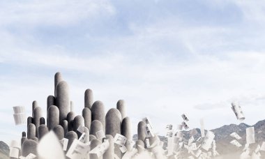 Açık havada güzel manzara ile kağıtları arka plan üzerinde uçan arasında yer alan yüksek ve büyük taş sütunlar görüntüsü. Duvar kağıdı, zemin ile boşaltmak.