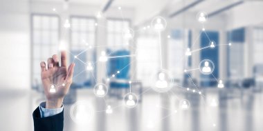 Ekranda iş kadını el ele tutuşması konseptini kapat