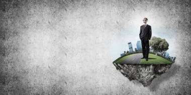 Yeşil yüzen adada beton zemine karşı duran kendine güvenen zarif iş adamı.