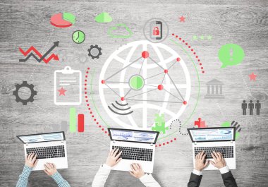 Ellerinde cihazlar bulunan üç kişilik bir grup iletişim ve ağ oluşturma sembolü olarak birlikte çalışıyor.