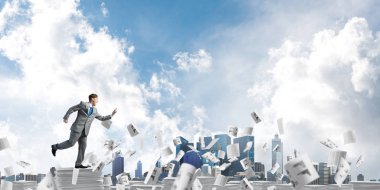 Takım elbise ile telefonu elinde kağıt belgeleri Clear sky ile arka plan üzerinde uçan arasında çalışan iş adamı. Karışık teknik.