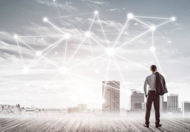 İşadamı arkasını kolluyor ve ağ çizimi kavramına bakıyor