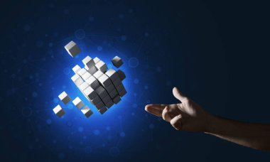 Yeniliğin sembolü olarak insan eli küp figürüne yakın olmak. Karışık ortam.